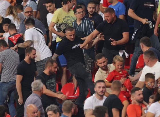 Neredi na stadionu Rajko Mitić: Batinaši tukli ljude na utakmici, vide se lica uplakane djece, uplašenih roditelja