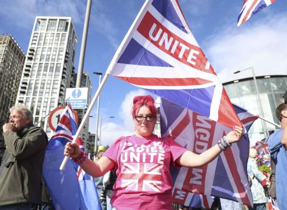 U Londonu hiljade ljudi na skupu Robinsona, demonstriraju i aktivisti protiv rasizma