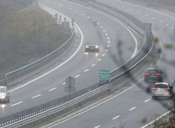 Saobraća se po suhom ili mjestimično vlažnom kolovozu