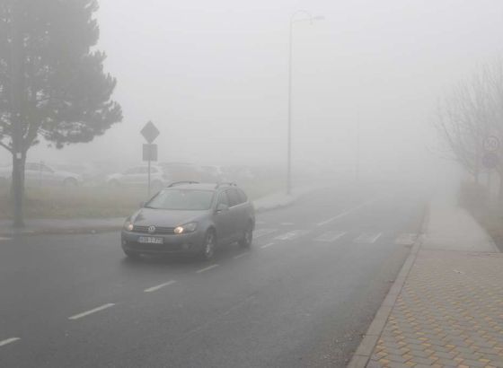Na pojedinim dionicama vidljivost smanjena zbog magle ili niske oblačnost, klizav kolovoz