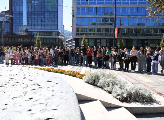 Položeno cvijeće na Spomen obilježje ubijenoj djeci Sarajeva povodom Međunarodnog dana mira
