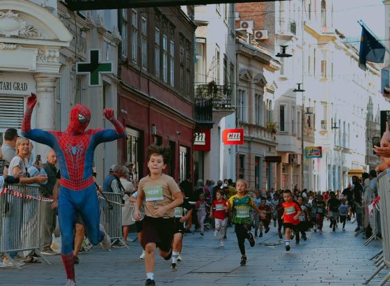 Najmlađi trkači otvorili sportski vikend u Sarajevu: Osmijesi i aplauzi ispunili Ferhadiju na Bambini maratonu