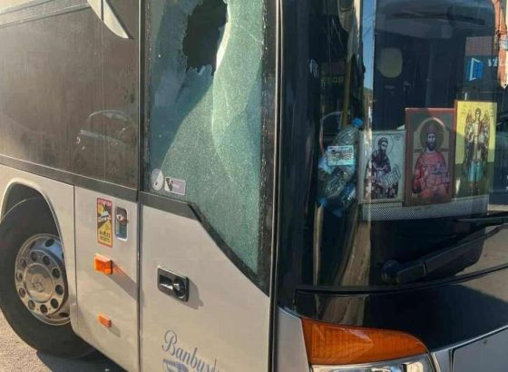 Kamenovan autobus s hodoćasnicima u Južnoj Mitrovici