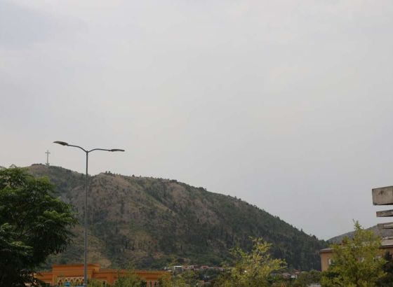 U BiH jutros oblačno vrijeme, ponegdje pada slaba kiša, a na planinama i slab snijeg