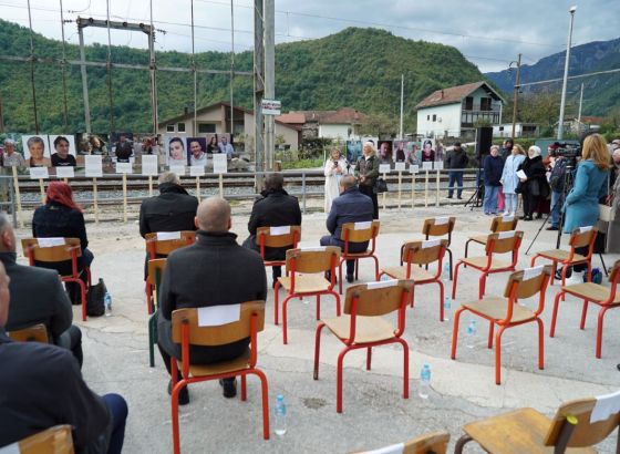 OBILJEŽAVANJE GODIŠNJICE Potresno i bolno u Donjoj Jablanici, briga vlasti za stradale oslikana kroz prazne stolice