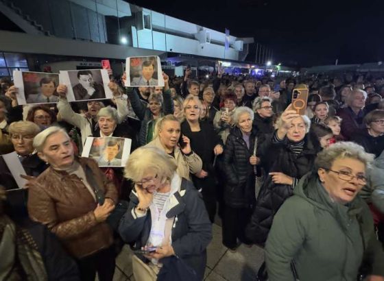 Ispred Doma mladih u Sarajevu brojni građani oprostili se od Halida Bešlića