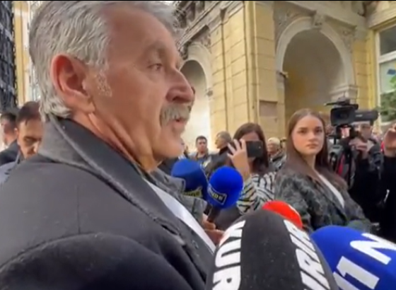 Dragan Stojković Bosanac ispred Vječne vatre sa knedlom u grlu o Bešliću: "NEKA MI SE JAVI AKO SE NEKO ZAMJERIO S NJIM"