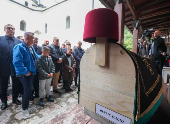 Hiljade ljudi klanjalo dženazu Halidu Bešliću u haremu Gazi Husrev-begove džamije u Sarajevu