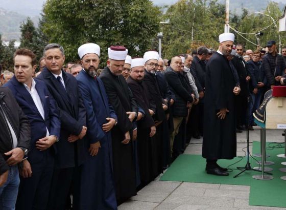 Halid Bešlić ukopan na groblju Bare, na vječni počinak ispratile ga hiljade ljudi