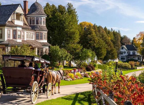 Na američkom otoku Mackinac nema automobila, živi isti broj ljudi i konja
