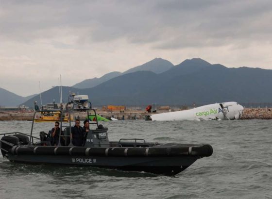 Teretni avion skliznuo s piste u Hong Kongu, poginula dva službenika aerodroma