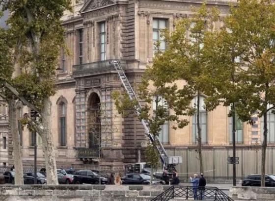 Policija u akciji: Dvojica uhapšena zbog krađe nakita u Louvreu