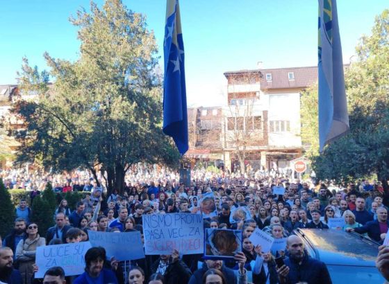 TRAŽE ODGOVORNOST Nekoliko stotina građana Goražda protestuje pred Gradskom upravom Goražde