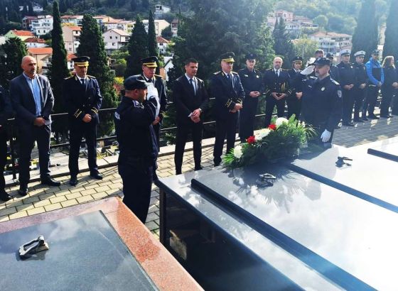  Položeno cvijeće i zapaljene svijeće na grobu Joze Leutara