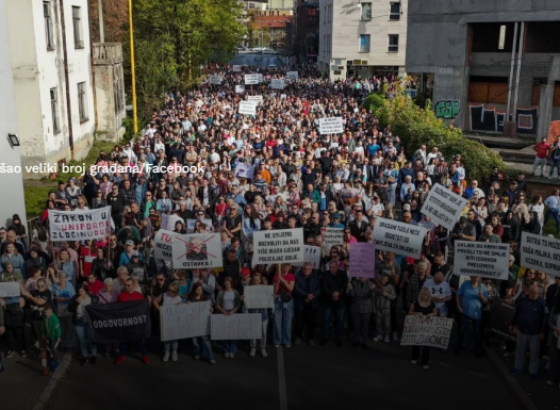 PROTESTI Građani Tuzle poručili: Mijenjati sistem; Imamo policajce i političare kriminalce