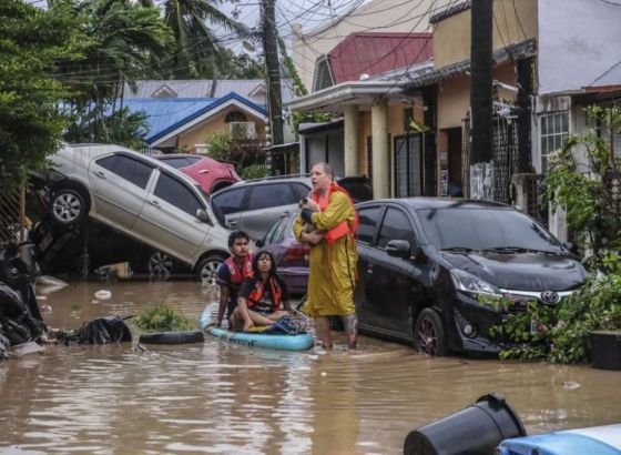 Petero poginulih, hiljade blokiranih u poplavama na Filipinima
