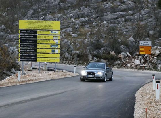 Mokar i mjestimično klizav kolovoz, na otvorenim dionicama mogući bočni udari vjetra u Hercegovini