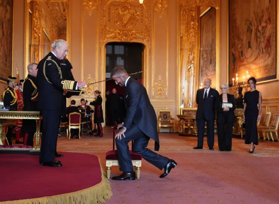 Dejvid Bekam je sada vitez, proglasio ga je kralj Čarls na ceremoniji u dvorcu Vindzor