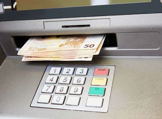 Lažne novčanice i u bankomatima: Bankovna službenica u Odžaku otkrila krivotvorene marke