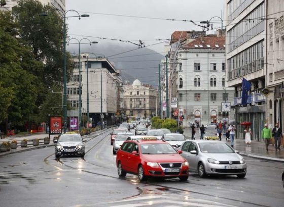Saobraćanje po vlažnom i klizavom kolovozu, mogući odroni zemlje i kamenja na kolovoz
