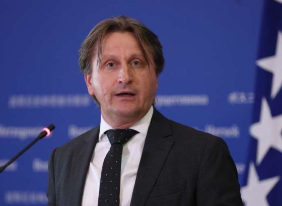 Emrić pita Kajganića: "Kako CMS sve predmete o kadrovima SNSD-a dodjeljuje tužiteljici Vedrani Mijović?"