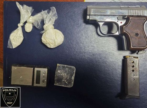 Muškarac policiji predao drogu i pištolj