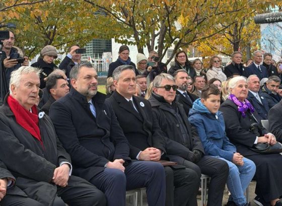 Konaković prisustvovao ceremoniji otkrivanja spomen-obilježja „Cvijet Srebrenice"