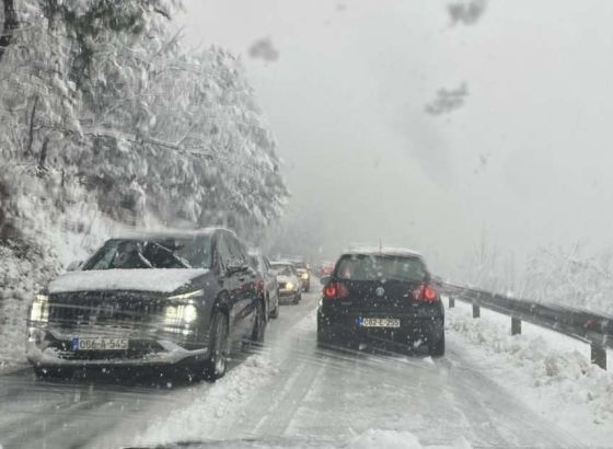 U većem dijelu Bosne saobraćaj otežan zbog snijega, u Hercegovini kolovoz mokar i klizav