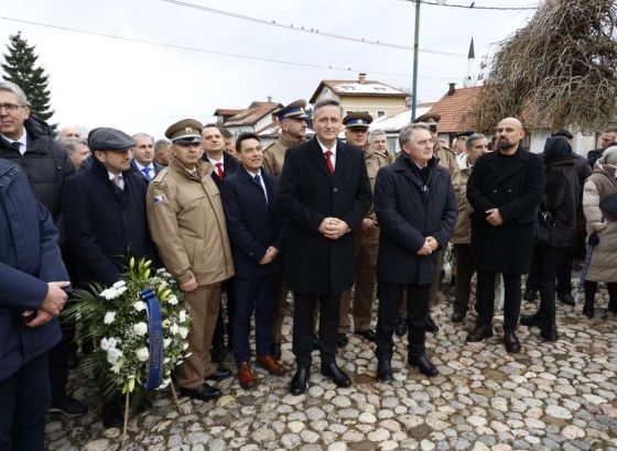Komšić i Bećirović položili cvijeće na Kovačima: BiH je neuništiva, generacije će je čuvati