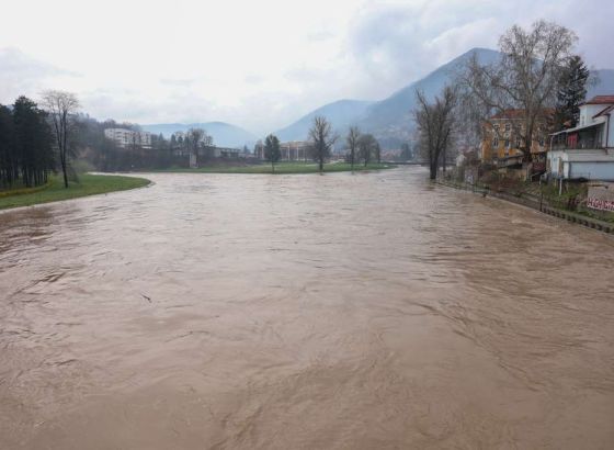 Nabujala rijeka odnijela most u Fojnici, stanje se stabilizira