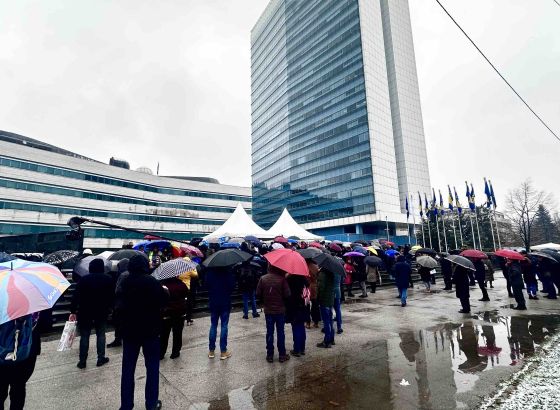 Ne gasite BHRT: Protest ispred zgrade PSBiH, istaknuti zahtjevi za opstanak BHRT-a
