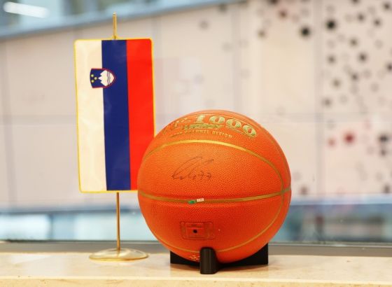 Diplomatski zimski bazar 2025: Slovenija predstavila bogatu ponudu i kolekcionarsku loptu s potpisom Dončića