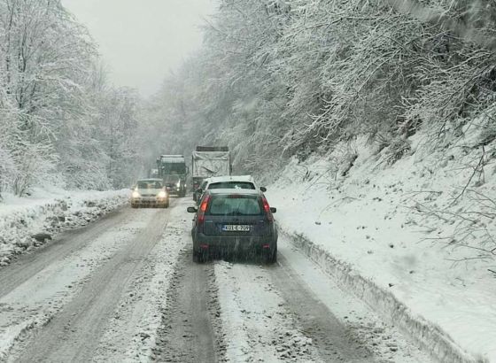 Kolovoz mokar, snijeg na pojedinim dionicama usporava saobraćaj, oprez zbog magle i odrona