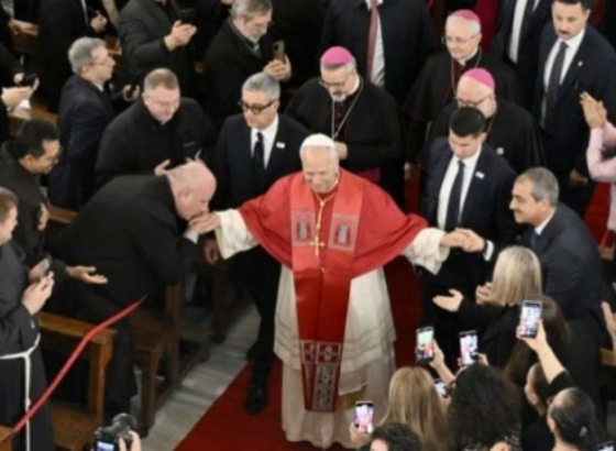 Papa skinuo cipele, ali se nije molio tokom posjete Plavoj džamiji u Istanbulu