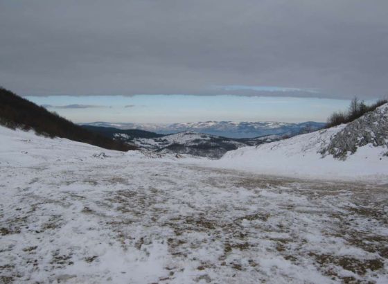 Umjereno do pretežno oblačno s kišom, na planina slab snijeg