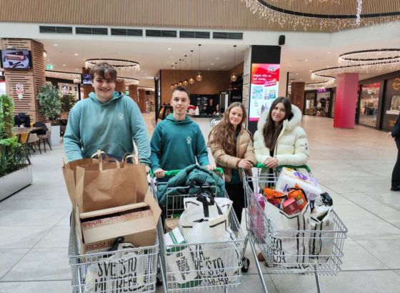 Srednjoškolci obezbijedili pomoć za 15 porodica sa područja općine Ilidža