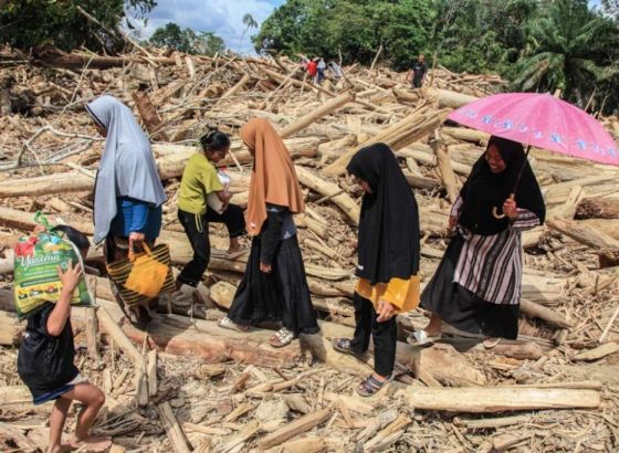 Broj žrtava u razornim poplavama u Indoneziji približio se 1.000