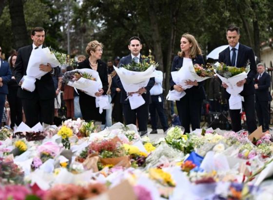 Položeno cvijeće na plaži Bondi nakon smrtonosne masovne pucnjave u Sydneyju