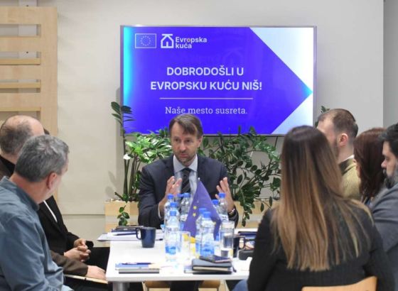 Šef Delegacije EU: Prijetnje i napadi na novinare u Srbiji su znak za uzbunu