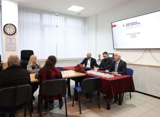 Delić uručio mobitele slijepim osobama u KS, za njih ključno pomagalo
