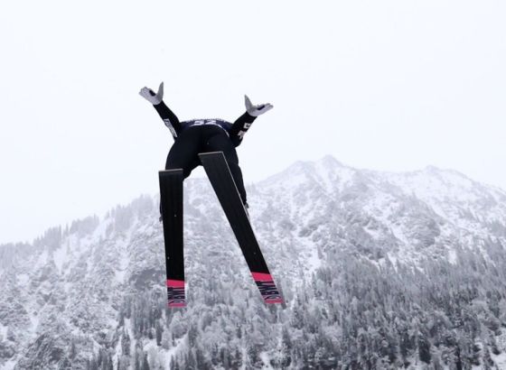 Kobajaši pobijedio u ski skokovima u Engelbergu i prekinuo niz od pet trijumfa Domena Prevca