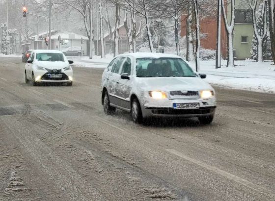 Snijeg na kolovozu na pravcu Glamoč-Mlinište,na GP Gradina i Gradiška kolone vozila na ulazu u BiH