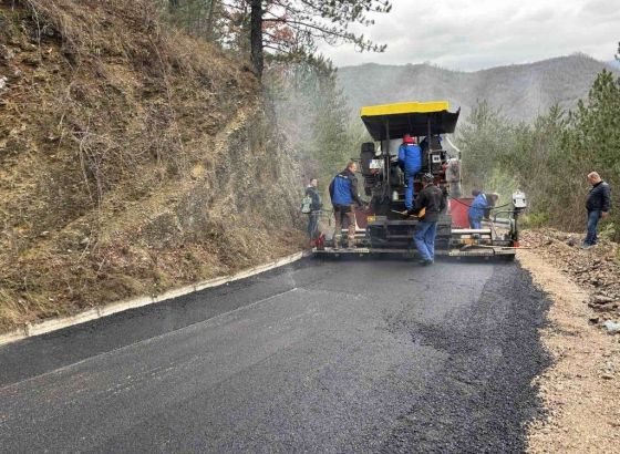 Nakon sanacije oštećenja i klizišta asfaltira se put za jablaničko naselje Krstac
