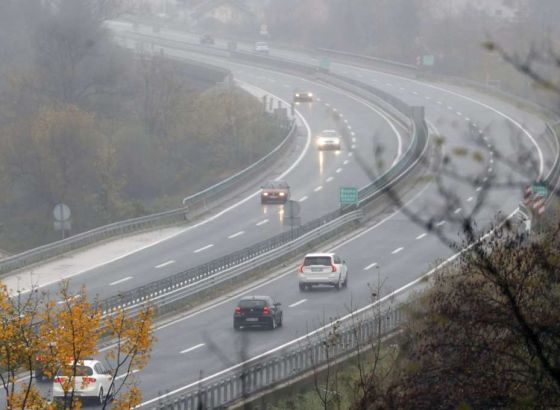 Kolovozi mokri ili vlažni, uslovi za vožnju su pretežno dobri
