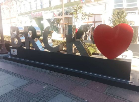 U centru Brčkog postavljen 'selfie znak' u cilju turističke promocije grada