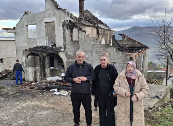 Pomozi.ba: Apel za izgradnju kuće porodici Mujić koja je po drugi put ostala bez pravog doma