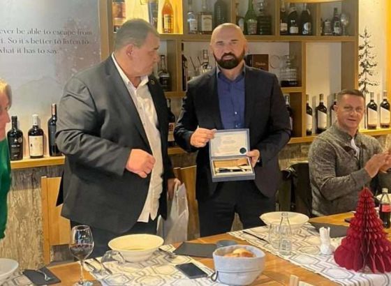 Direktor Zeljković uručio ministru Isaku poklon kolektiva Federalne uprave policije