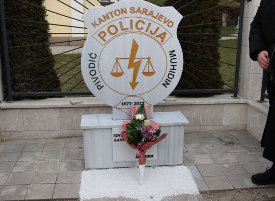 Otkrivanjem nove spomen-ploče u Sarajevu obilježena 13. godišnjica smrti policajca Muhidina Pivodića