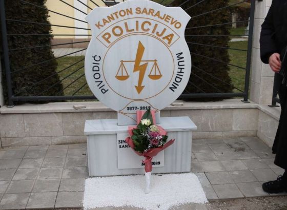 Otkrivanjem nove spomen-ploče u Sarajevu obilježena 13. godišnjica smrti policajca Muhidina Pivodića