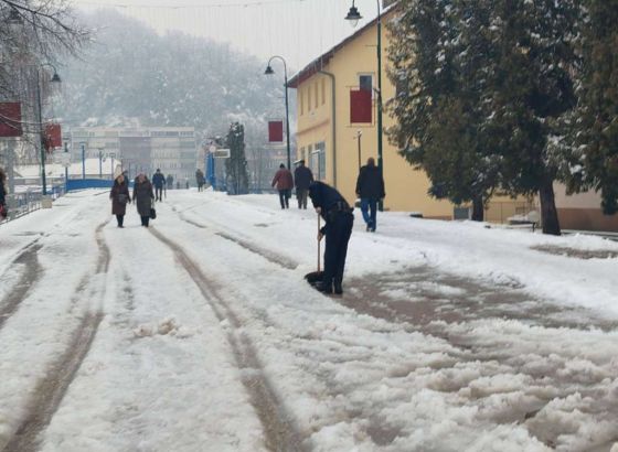 Snježne padavine donijele probleme i u Goraždu, spašene četiri državljanke Srbije
